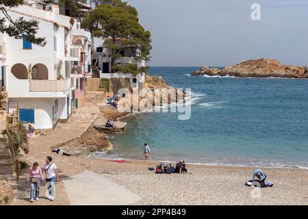 Begur, Spanien - 16. April 2023: Menschen am Strand von Sa Tuna, einer der beliebtesten Buchten in Costa Brava, Spanien Stockfoto