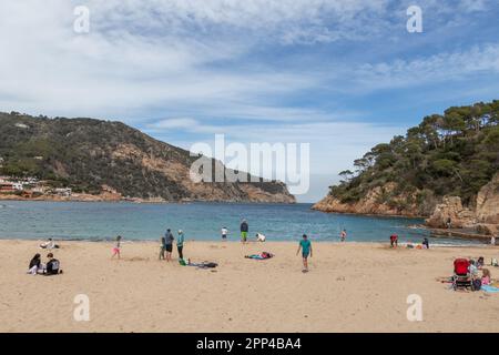 Begur, Spanien - 16. April 2023: Menschen am Strand von Cala Aiguablava, einer der beliebtesten Buchten in Costa Brava, Spanien Stockfoto