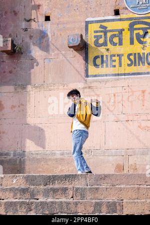 Porträt eines jungen Jungen, der Tanz auf Ghats in der Nähe des ganges in varanasi praktiziert. Ghats in varanasi ist Zeuge vieler Kunstpraktiken des Tanzes. Stockfoto