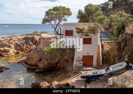 Tamariu, Spanien - 16. April 2023: Haus und Boot in einer kleinen Bucht in der Nähe von Cala Aigua Xelida, einer der schönsten Orte am Cami de Ronda Walk in Costa Brava, Sp Stockfoto