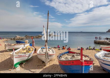 Girona, Spanien - 16. April 2023: Boote am Strand des Fischerdorfs Calella de Palafrugell in Costa Brava Stockfoto