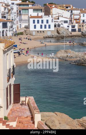 Girona, Spanien - 16. April 2023: Blick auf den Strand des Fischerdorfs Calella de Palafrugell in Costa Brava Stockfoto
