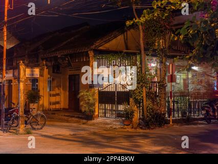 Hoi an Burgers Plus, ein lokales Hamburger-Restaurant in Hoi an, Provinz Quang Nam, Vietnam. Die Altstadt von Hoi an ist ein Weltkulturerbe und berühmt Stockfoto