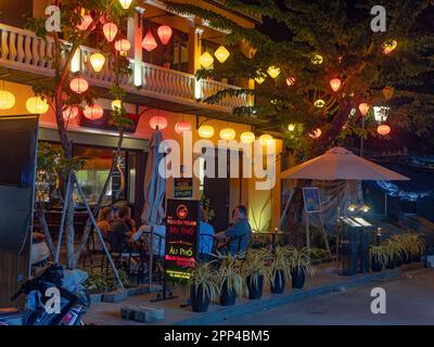 Noodle Restaurant in Hoi an, Provinz Quang Nam, Vietnam bei Nacht. Die Altstadt von Hoi an ist ein Weltkulturerbe und berühmt für ihre gut erhaltene Stadt Stockfoto