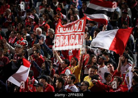 Oeiras, Portugal. 21. April 2023. Unterstützer von SC Braga in Aktion beim Liga-Bwin-Spiel zwischen Casa Pia AC und SC Braga am 21. April 2023 in Estadio Nacional in Oeiras, Portugal. (Endstand: Casa Pia AC 0 - 1 SC Braga) (Foto: David Martins/SOPA Images/Sipa USA) Guthaben: SIPA USA/Alamy Live News Stockfoto