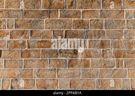 Die rote Backsteinmauer mit weißem Putz in einem alten südindischen Tempel aus natürlichem Granit in scharfer Auflösung Stockfoto