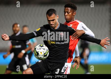 Oeiras, Portugal. 21. April 2023. Simon Banza von SC Braga (R) mit João Nunes von Casa Pia AC (L) in Aktion während des Spiels Liga Bwin zwischen Casa Pia AC und SC Braga am 21. April 2023 im Estadio Nacional in Oeiras, Portugal. (Endstand: Casa Pia AC 0 - 1 SC Braga) (Foto: David Martins/SOPA Images/Sipa USA) Guthaben: SIPA USA/Alamy Live News Stockfoto