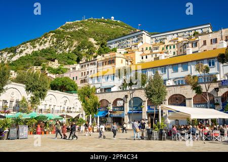 Gibraltar, Großbritannien - 7. April 2023: Grand Casemates Square mit Touristen an einem sonnigen Tag. Stockfoto