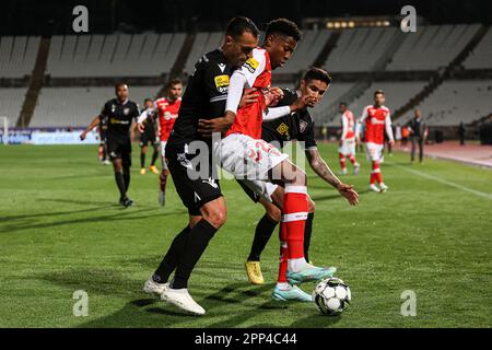 Oeiras, Portugal. 21. April 2023. Simon Banza von SC Braga (C) mit João Nunes (L) und Lucas Soares (R) von Casa Pia AC in Aktion während des Spiels Liga Bwin zwischen Casa Pia AC und SC Braga am 21. April 2023 in Estadio Nacional in Oeiras, Portugal. (Endstand: Casa Pia AC 0 - 1 SC Braga) (Foto: David Martins/SOPA Images/Sipa USA) Guthaben: SIPA USA/Alamy Live News Stockfoto