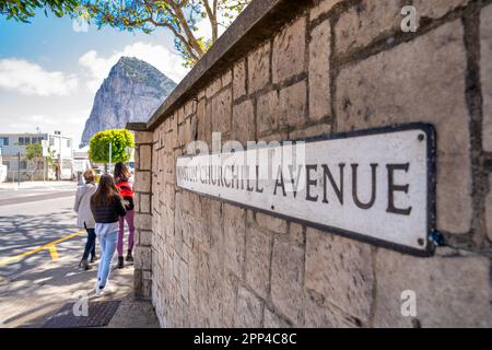 Drei Frauen überqueren die Grenze zwischen Großbritannien und Spanien nach Gibraltar. Stockfoto