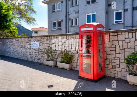 Berühmte britische alte rote Telefonzelle am Eingang in Gibraltar. Stockfoto