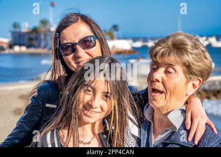 Drei Generationen Frauen glücklich zusammen im Urlaub. Stockfoto