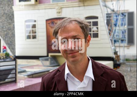 21. April 2023 – Italien, Mailand, Ausstellung des argentinischen Künstlers Leandro Erlich „Beyond the Threshold“ im Palazzo reale. Moderne künstlerische Forschung Stockfoto