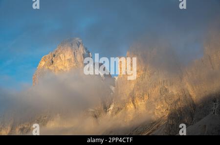 Neblige Berglandschaft der Dolomiten am Sellajoch in Südtirol in Italien. Stockfoto