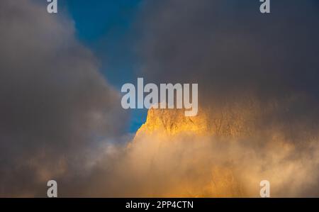 Neblige Berglandschaft der Dolomiten am Sellajoch in Südtirol in Italien. Stockfoto