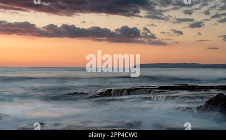 Dramatisch schönen Sonnenuntergang auf einer felsigen Küste bei Akrotiri Bereich in Limassol, Zypern. Fotos mit langer Belichtungszeit Stockfoto