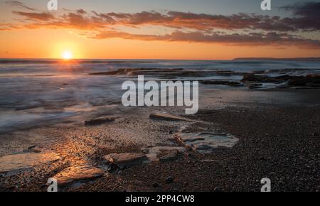 Dramatischer wunderschöner Sonnenuntergang an einer felsigen Küste in Akrotiri in Limassol, Zypern. Ende des Tages Stockfoto