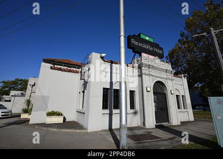 Außenansicht des Racecourse Hotel, an der Ecke Waverley Rd und Dandenong Rd, an einem sonnigen Tag Stockfoto