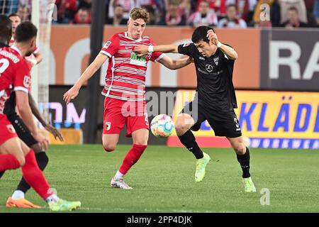 KEIN VERKAUF IN JAPAN! Wataru ENDO (VFB Stuttgart), Action, Duels gegen Arne ENGELS (FC Augsburg). Fußball 1. Bundesliga Saison 2022/2023, 29. Spieltag, matchday29, FC Augsburg - VFB Stuttgart 1-1 am 21. April 2023, WWK ARENA Augsburg. ? Stockfoto