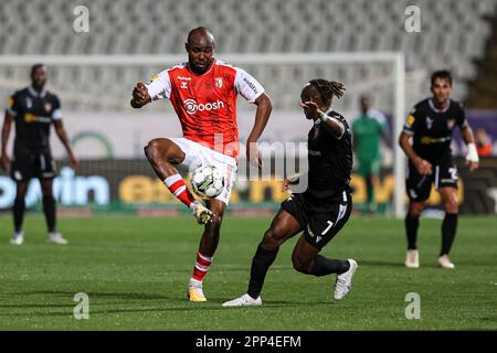 Oeiras, Portugal. 21. April 2023. Al Musrati von SC Braga (L) mit Erlöser Godwin von Casa Pia AC (R) in Aktion während des Spiels Liga Bwin zwischen Casa Pia AC und SC Braga am 21. April 2023 im Estadio Nacional in Oeiras, Portugal. (Endstand: Casa Pia AC 0 - 1 SC Braga) Guthaben: SOPA Images Limited/Alamy Live News Stockfoto