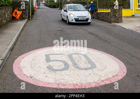 Auto passiert 50 KMH-Schild auf der Straße in Irland. Stockfoto