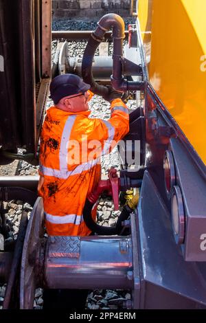 Irish Rail/Iarnród éireann Worker verbindet die Lokomotive 117087 mit einem Zug am Bahnhof Dublin Connolly, Dublin, Irland. Stockfoto