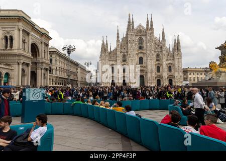 Mailand, Italien - 22. 22. April 2023 - Fuorisalone Mailand Design Week - ein über 70 Meter langes Sofa von Natuzzi Divani & Divani Kredit: Kines Milano/Alamy Live News Stockfoto