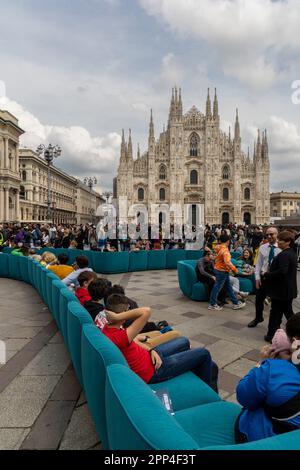 Mailand, Italien - 22. 22. April 2023 - Fuorisalone Mailand Design Week - ein über 70 Meter langes Sofa von Natuzzi Divani & Divani Kredit: Kines Milano/Alamy Live News Stockfoto