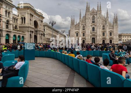 Mailand, Italien - 22. 22. April 2023 - Fuorisalone Mailand Design Week - ein über 70 Meter langes Sofa von Natuzzi Divani & Divani Kredit: Kines Milano/Alamy Live News Stockfoto