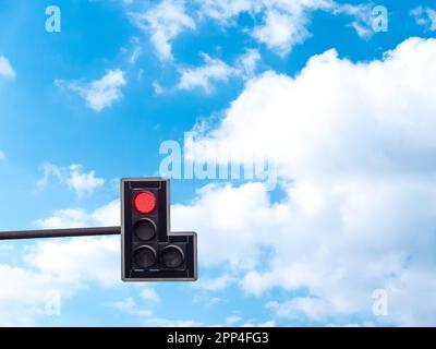 Grüne Farbe an der Ampel mit einem wunderschönen blauen Himmel im Hintergrund, Stopp Stockfoto