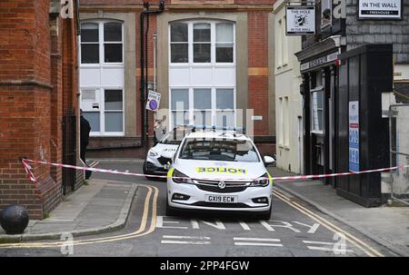 Brighton UK, 22. April 2023 - die Polizei hat die Straßen wegen eines Vorfalls an der Küste von Brighton hinter dem Hilton Metropole Hotel gesperrt, wo ein Mann ein Gerüst bestiegen hat, wo er einige Stunden lang die Einheimischen mit Schreien gestört hat : Credit Simon Dack / Alamy Live News Stockfoto