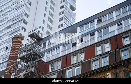 Brighton UK, 22. April 2023 - die Polizei hat die Straßen wegen eines Vorfalls an der Küste von Brighton hinter dem Hilton Metropole Hotel gesperrt, wo ein Mann ein Gerüst bestiegen hat, wo er einige Stunden lang die Einheimischen mit Schreien gestört hat : Credit Simon Dack / Alamy Live News Stockfoto