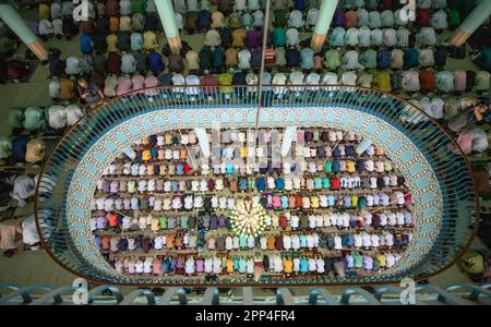 Muslime nehmen an den Eid-ul-Fitr-Gebeten in der Baitul Mokarram Nationalmoschee in Dhaka, Bangladesch, Teil. Stockfoto