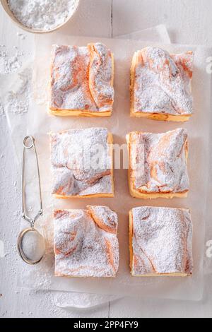 Köstlicher Choux-Gebäckkuchen als traditionelle polnische Küche. Eine leichte Hochzeitstorte. Stockfoto