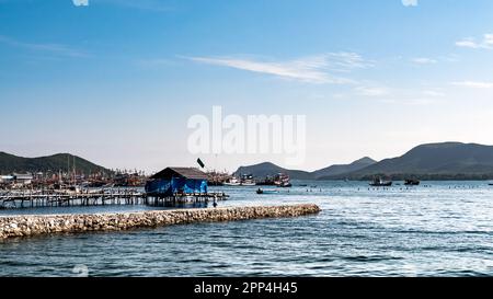 Alte hölzerne Fischerboote in Chonburi, Thailand Stockfoto