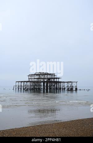 Brighton UK 22. April 2023 - Brighton West Pier an einem dunklen grauen Morgen entlang der Südküste : Credit Simon Dack / Alamy Live News Stockfoto