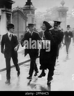 Frau Emmeline Pankhurst, die Anführerin der Suffragette-Frauenbewegung, wird von Superintendant Rolfe vor dem Buckingham Palace, London, festgenommen Stockfoto