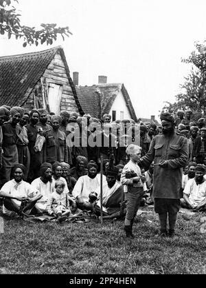 Sikhs & französische Dorfbewohner [Le Sart, Frankreich]. Datum: 24. Juli 1915 Stockfoto