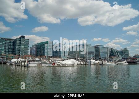 Boote und Gebäude in der neu entwickelten Southwest Waterfront Area von Washington, DC Stockfoto