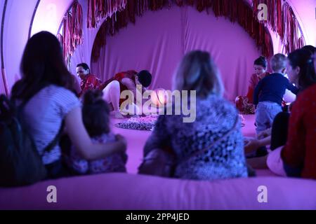 Zagreb, Kroatien. 22. April 2023. Mütter mit ihren Babys nehmen am 22. April 2023 am kroatischen Nationaltheater in Zagreb, Kroatien, an der Rosa, Oper für Babys, Teil. Foto: Sanjin Strukic/PIXSELL Credit: Pixsell/Alamy Live News Stockfoto
