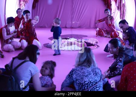 Zagreb, Kroatien. 22. April 2023. Mütter mit ihren Babys nehmen am 22. April 2023 am kroatischen Nationaltheater in Zagreb, Kroatien, an der Rosa, Oper für Babys, Teil. Foto: Sanjin Strukic/PIXSELL Credit: Pixsell/Alamy Live News Stockfoto