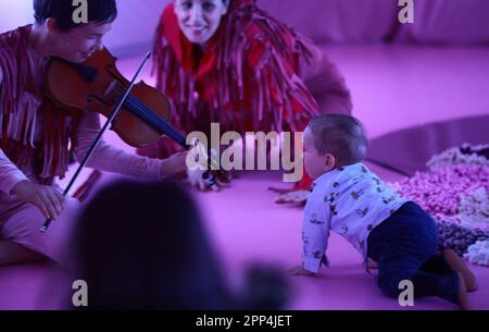 Zagreb, Kroatien. 22. April 2023. Mütter mit ihren Babys nehmen am 22. April 2023 am kroatischen Nationaltheater in Zagreb, Kroatien, an der Rosa, Oper für Babys, Teil. Foto: Sanjin Strukic/PIXSELL Credit: Pixsell/Alamy Live News Stockfoto