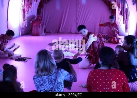 Zagreb, Kroatien. 22. April 2023. Mütter mit ihren Babys nehmen am 22. April 2023 am kroatischen Nationaltheater in Zagreb, Kroatien, an der Rosa, Oper für Babys, Teil. Foto: Sanjin Strukic/PIXSELL Credit: Pixsell/Alamy Live News Stockfoto