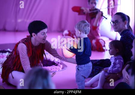 Zagreb, Kroatien. 22. April 2023. Mütter mit ihren Babys nehmen am 22. April 2023 am kroatischen Nationaltheater in Zagreb, Kroatien, an der Rosa, Oper für Babys, Teil. Foto: Sanjin Strukic/PIXSELL Credit: Pixsell/Alamy Live News Stockfoto