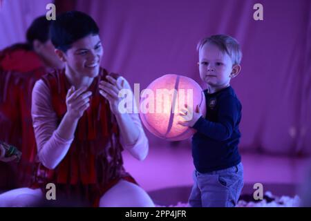 Zagreb, Kroatien. 22. April 2023. Mütter mit ihren Babys nehmen am 22. April 2023 am kroatischen Nationaltheater in Zagreb, Kroatien, an der Rosa, Oper für Babys, Teil. Foto: Sanjin Strukic/PIXSELL Credit: Pixsell/Alamy Live News Stockfoto