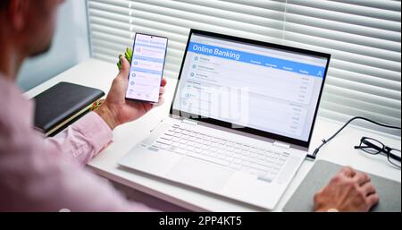 Geschäftsmann, Der Online-Banking-Service Auf Einem Computer Im Büro Nutzt Stockfoto