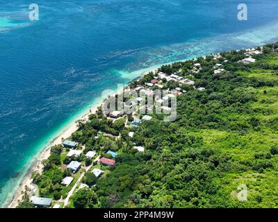 Luftaufnahme auf die üppige Insel mit tropischen Seelen in der Torres Strait, Murray Island, QLD Stockfoto
