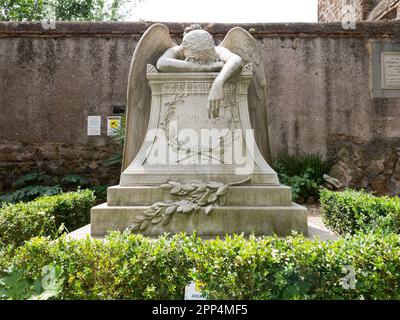 Grab des amerikanischen Bildhauers William Wetmore Story (1819-1895) und seiner Frau mit der Skulptur „der Engel der Trauer“, nichtkatholischer Friedhof, Rom, Italien Stockfoto