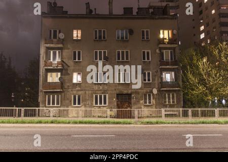 Das alte Wohngebäude aus dem XX. Jahrhundert in Warschau wurde bei Nacht erschossen Stockfoto