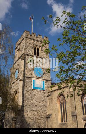 Kirchturm, Sonnenuhr und Uhr von Saint Mary the Virgin Putney, London, England, Großbritannien Stockfoto